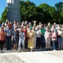 groupe franco-allemand au pied de la Tour de Montfaucon